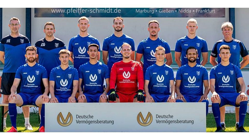Der Trainerstab mit den Neuzugängen des VfB Marburg: (stehend, von links) Cheftrainer Fabio Eidelwein, Co-Trainer André Weinecker, Matthias Pape, Leon Hakaj, Muhamet Arifi, Mirko Freese und der Sportliche Leiter Hartmut Drescher; (vorne, von links) Serkan Erdem, Matheus Almeida, Enzo Pastorino, Daniel Podzimowski, Adil Ibrovic, Guilherme Appel Prestes da Silva und Felix Berrichon. Foto: Stefan Tschersich) 