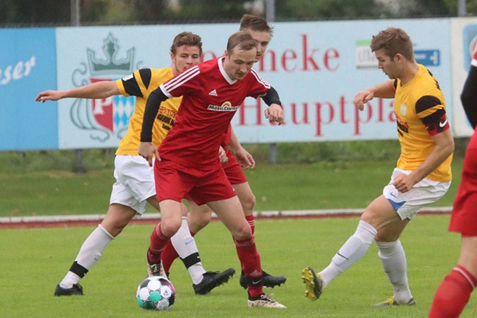 Klarer Sieg: Der TSV Peiting II besiegte der Kreisklassisten FC Bad Kohlgrub mit 5:1. Martin Schauer (am Ball) steuerte einen Treffer bei. 