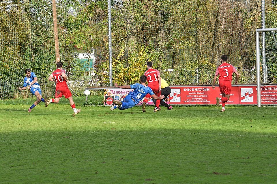 Vorentscheidung: Torschütze Yassine Lamghini (l.) macht das 3:0, Julian Schaumaier setzt vorsichtshalber nach