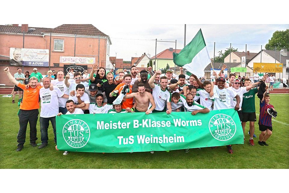 Es grüßt der neue Meister: Nach dem 4:2-Sieg am Abenheimer Klausenberg feiern die Kicker des TuS Weinsheim die Meisterschaft in der B-Klasse und damit verbunden den Aufstieg in die A-Klasse Alzey-Worms.	Foto: photoagenten