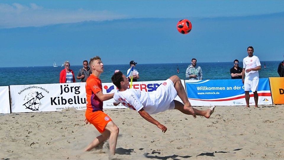 Dominik Kraus (weiß) erzielte das erste Bundesliga der Beach Boyz in der Vereinsgeschichte. Foto: BSC Beach Boyz
