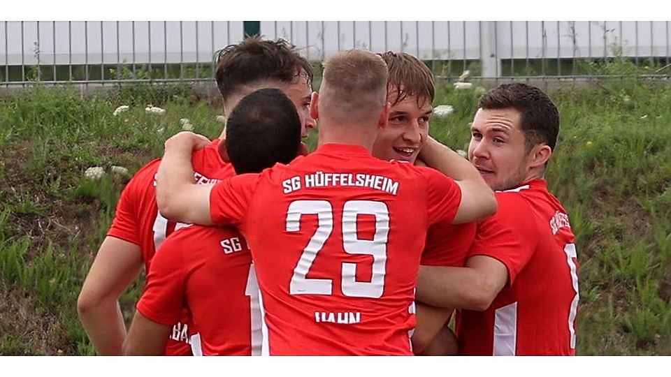 Nik Rosenbaum (rechts) freut sich auch mit den Torschützen Simon Scherer und Tim Reidenbach.	Foto:  Mario Luge