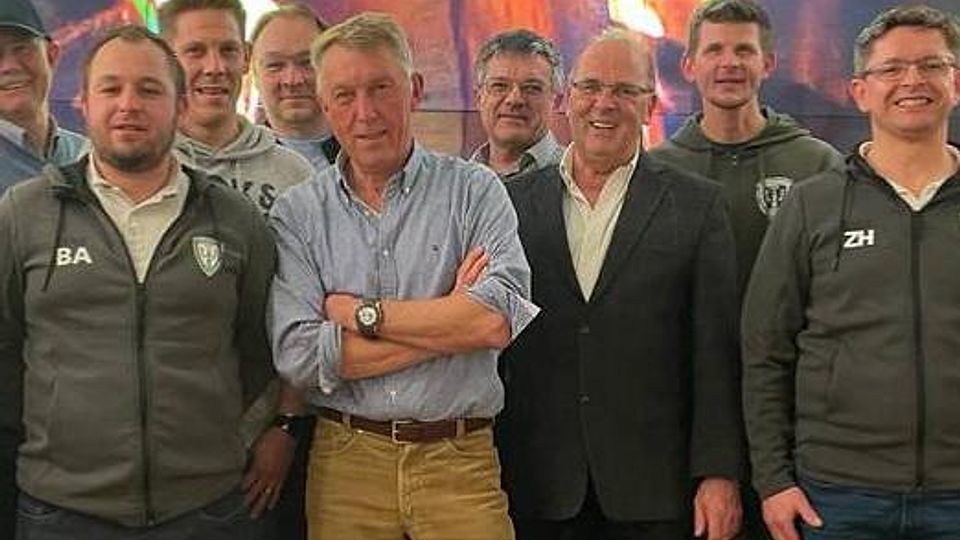 Die bewährte Emmeringer Führungsmannschaft (hinten, von links): 2. Schriftführer Werner Brandl, Wahlleiter und Kassenprüfer Franz Tuscher, 2. Vorsitzender Manuel Sedlmaier, Jugendleiter Wolfgang Belte, Kassier Franz Marx, 2. Jugendleiter Benjamin Woelk, 3. Vorstand Alois Kirchlechner sowie (vorne, von links) Technischer Senioren-Leiter Otto Bauer, Fußball-Spartenleiter Andi Bauer, Schriftführer Franz Breu, TSV-Vorsitzender Herbert Rott, 2. Kassier Hans Zacherl und 2. Spartenleiter Christoph Niedermaier.
