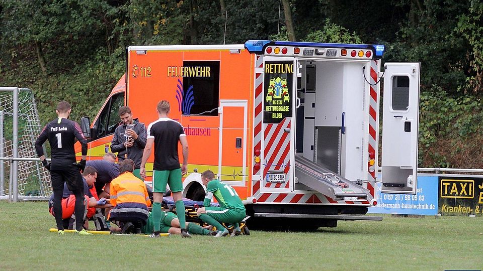 Mit dem Krankenwagen abtransportiert: Jannik Schling beim Loher Heimspiel gegen Jöllenbeck.