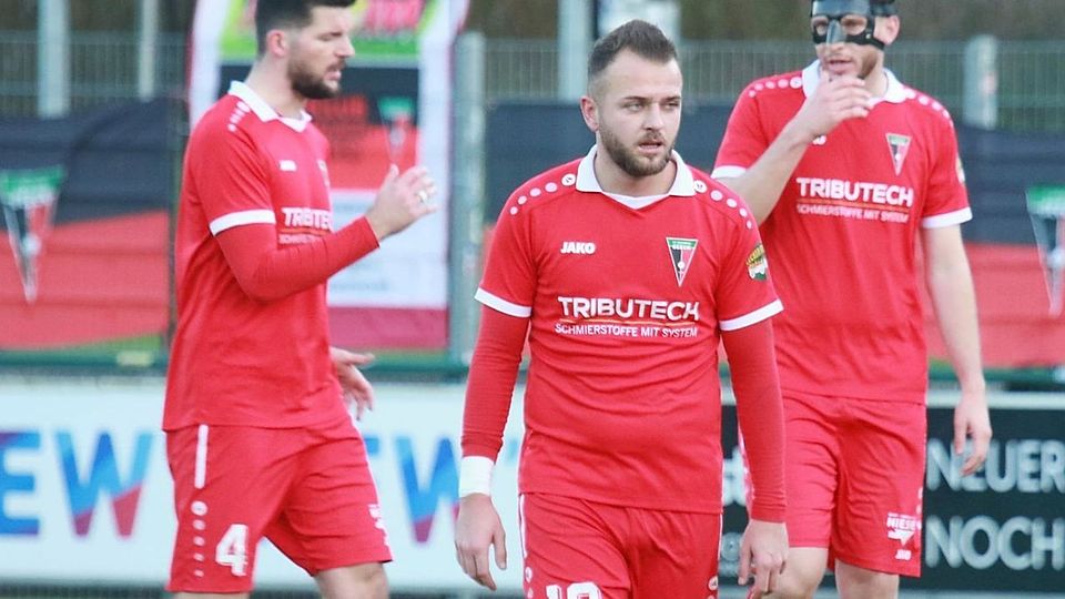 Marc Kleefisch (mitte) brachte den FC Wegberg-Beeck per Strafstoß in Führung – am Ende behielt dennoch der Spitzenreiter mit 2:1 die Oberhand.