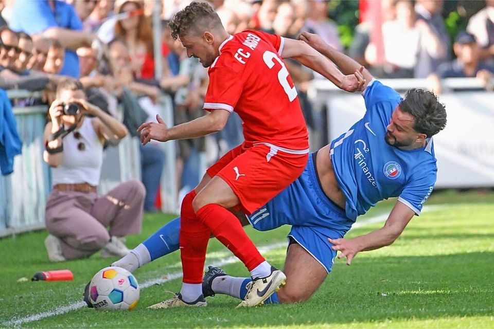 Auggens Außenverteidiger Julian Lacher (vorne) ist in dieser Szene vor dem Calcio-Spieler Bleron Visoka am Ball. Auggens Außenverteidiger Julian Lacher (vorne) ist in dieser Szene vor dem Calcio-Spieler Bleron Visoka am Ball.