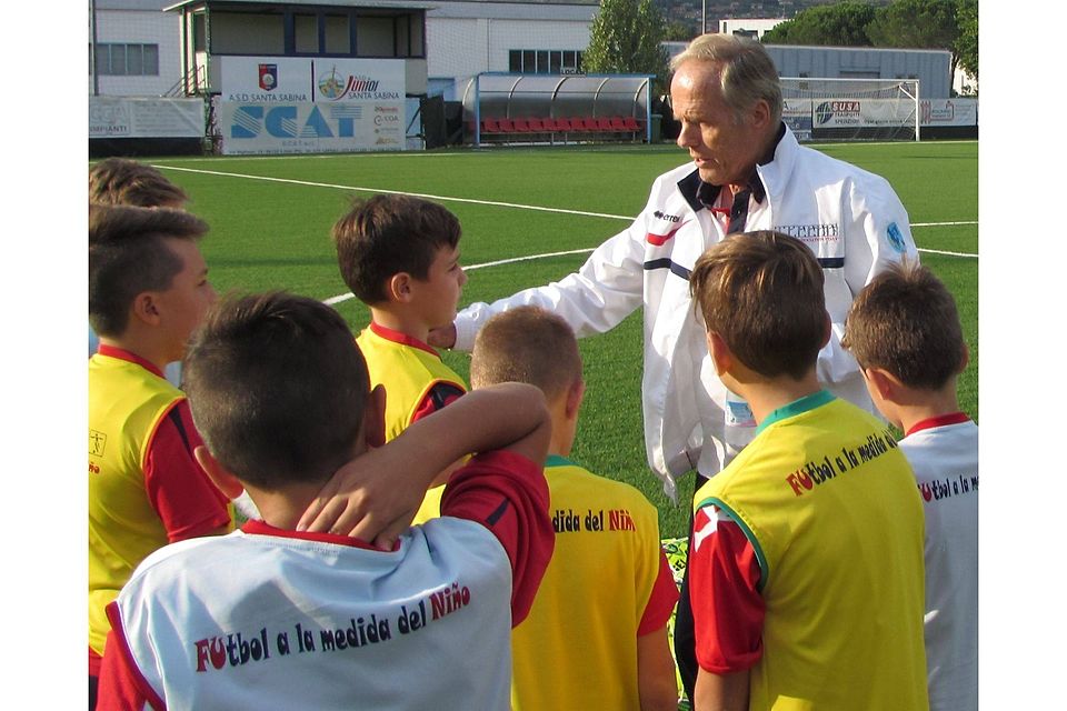 Der altersgerechten Ausbildung von Jungfußballern hat sich Horst Wein verschrieben.   Foto: privat
