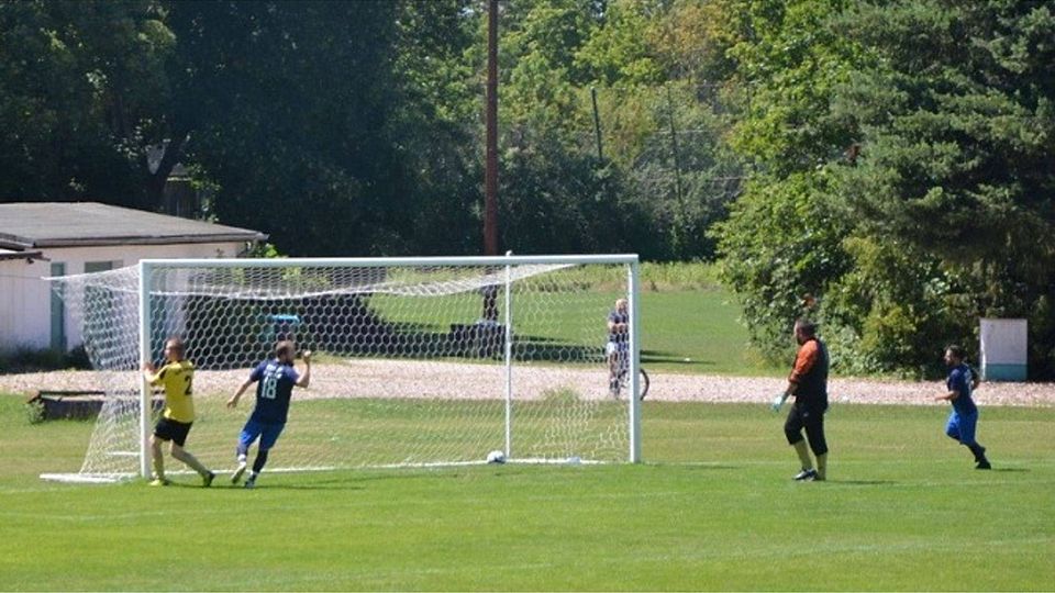 ESV-Spieler Matthias Jänke (in blau) netzte gegen den Sportbund gleich viermal ein. F: Giesecke
