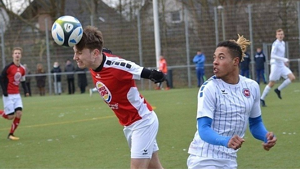 Niklas Lüke (l.) setzt in dieser Szene zum Kopfball an. Er schied mit der U19 des SV Heide Paderborn gegen Herne aus.