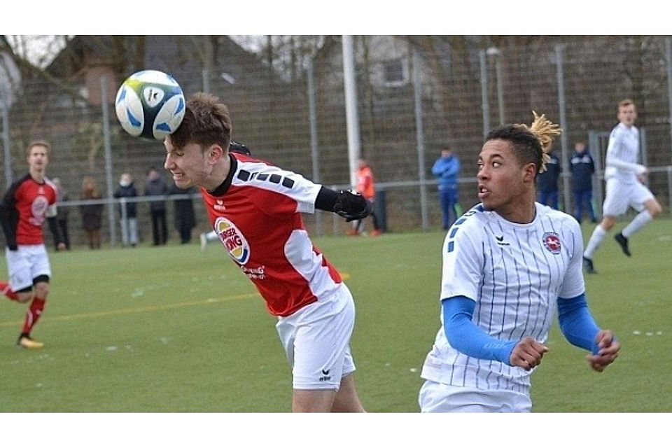 Niklas Lüke (l.) setzt in dieser Szene zum Kopfball an. Er schied mit der U19 des SV Heide Paderborn gegen Herne aus.