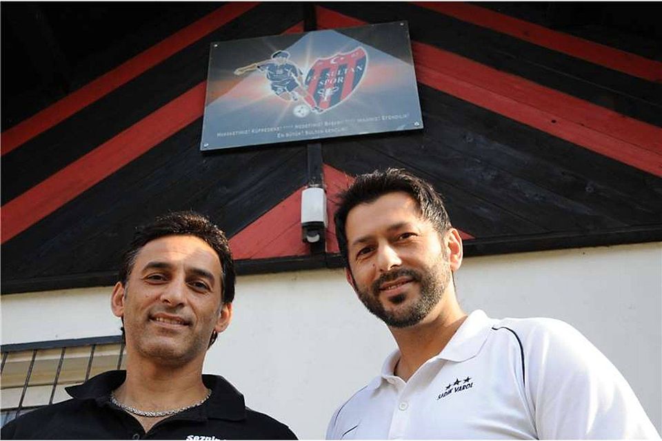 Zwei Brüder, ein Verein: Sezgin und Sadik Varol vor dem Logo ihres FC Sultan SporFoto: Winfried Beckmann