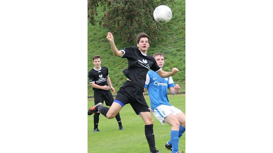 Per Kopf trifft Kevin Stribrny zu Freiensteinaus 1:0-Führung. 	Foto: Henning