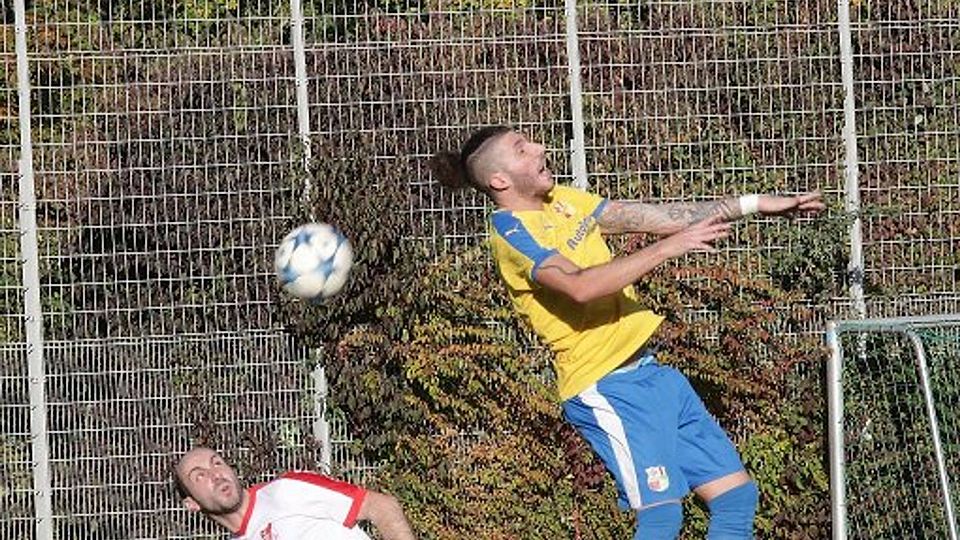 Piero Stampete hat den Ball im Blick und erzielt beim 4:0-Sieg des  TV Oeffingen gegen die Aramäer Heilbronn ein Tor. Foto: Patricia Sigerist