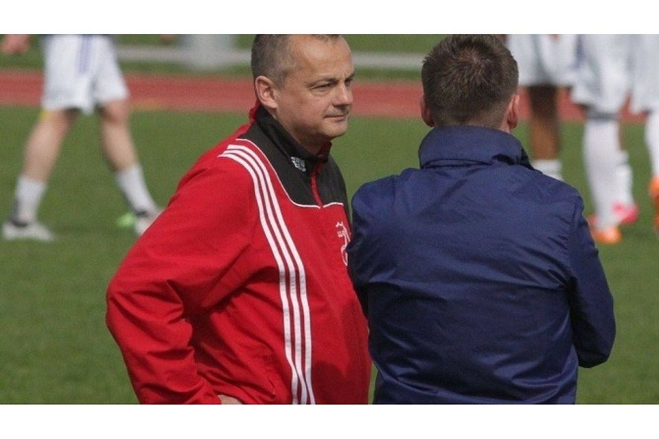 Hat mächtige Personalsorgen: Bruchmühles Coach Jörg Ulbrich (rote Jacke) weiß nicht, wie er gegen Großziethen eine Elf zusammen bekommen soll. Foto: Nemschok