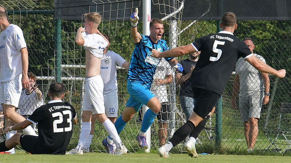 Eskalation am Hohen Sand: Tegernheims Landesliga-Torwart Max Kellner bugsierte den Ball mit dem Schlusspfiff über die Linie. Das Heimspiel gegen Bogen endete 2:2.