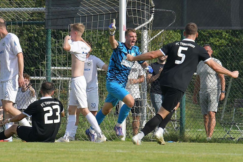 Eskalation am Hohen Sand: Tegernheims Landesliga-Torwart Max Kellner bugsierte den Ball mit dem Schlusspfiff über die Linie. Das Heimspiel gegen Bogen endete 2:2.
