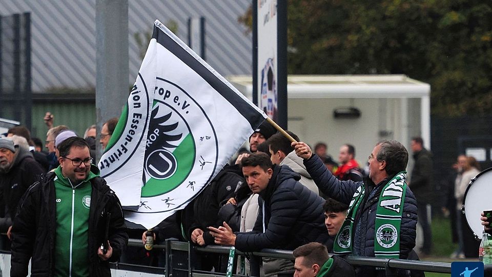 Die DJK Adler Union Frintrop um Coach Marcel Cornelissen (l. im Bild) wollen nach der 0:1-Niederlage im Hinspiel am Sonntag gegen Lokalrivale FC Kray drei Punkte.