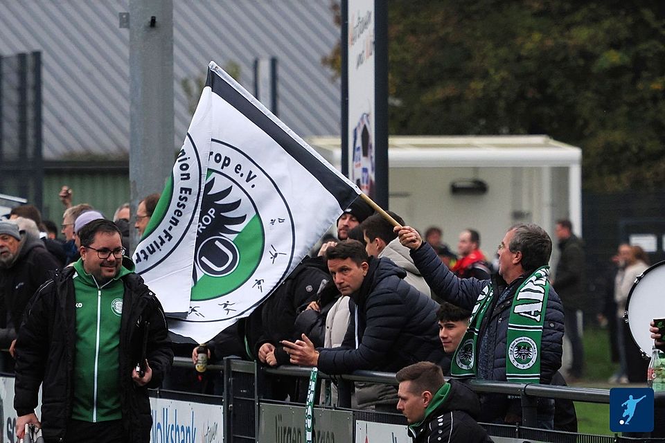 Die DJK Adler Union Frintrop um Coach Marcel Cornelissen (l. im Bild) wollen nach der 0:1-Niederlage im Hinspiel am Sonntag gegen Lokalrivale FC Kray drei Punkte.