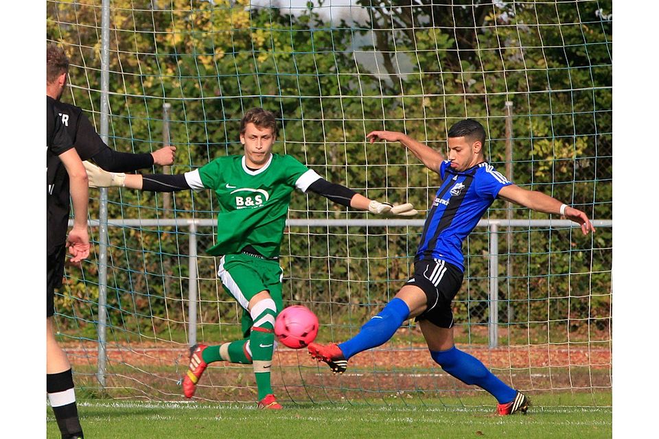 Der VFB Bad Rappenau (blau-schwarz) konnte das Spiel gegen den FC Weiler mit 3:0 entscheiden. F: Stefan Weindl