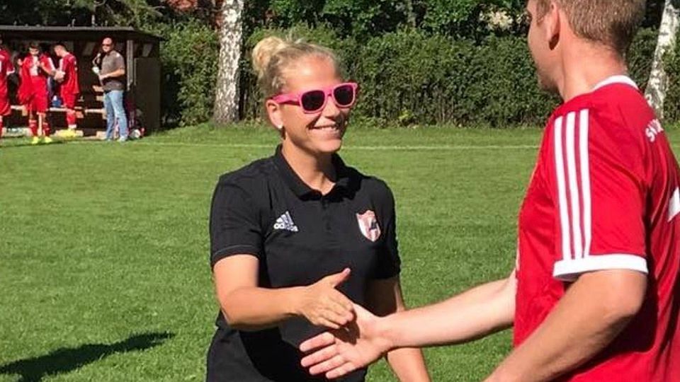 Als Handshakes noch erlaubt waren: Marion Schmidt ist Trainerin des SV Rothenstein in der Kreisoberliga Jena-Saale-Orla.