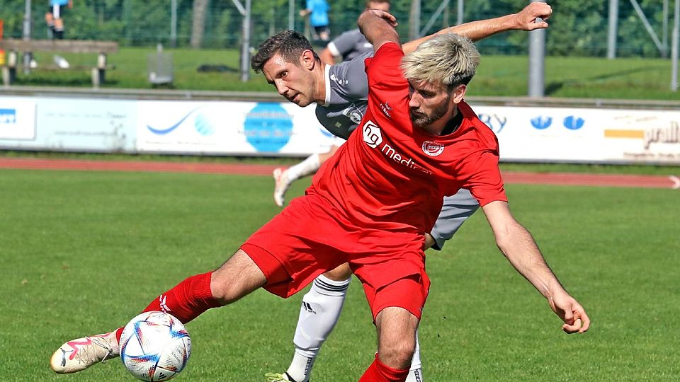 Der Gegner hat oft das Nachsehen: Für Benedikt Multerer (im roten Trikot, hier im Spiel gegen den BCF Wolfratshausen) läuft es bislang prächtig. Der 25-Jährige hat in der Bezirksliga Süd bereits sieben Treffer erzielt.