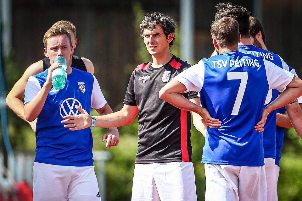 Wollen für eine Überraschung sorgen: Die Peitinger (hier mit ihrem Trainer Fabian Melzer) treten gegen den FC Memmingen an.