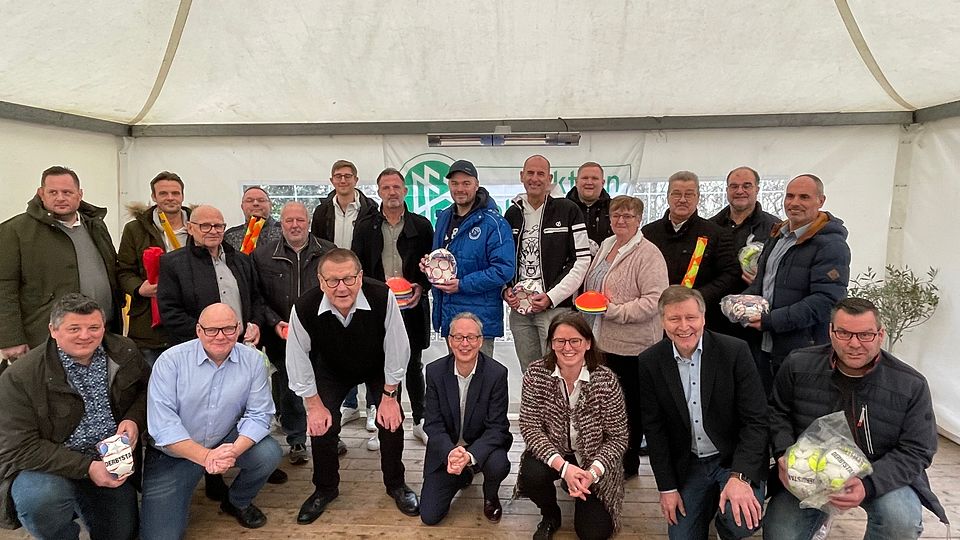 Die Vertreter der Vereine mit den Kreisvorstandsmitgliedern Andreas Kotira (2. v.l.), Werner Gatz (3. v.l.), Jürgen Kreyer (FVN-Vizepräsident 4. v.l.), Jürgen Hendricks (2. v.r.) und Tanja Hambloch (3.v.r.).