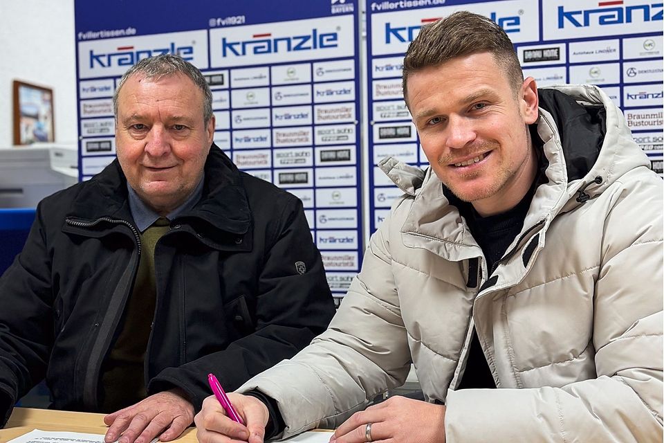 Im Beisein von Illertissens Sportvorstand Karl-Heinz Bachthaler (li.) hat Tobias Rühle einen Vertrag beim FVI unterschrieben.