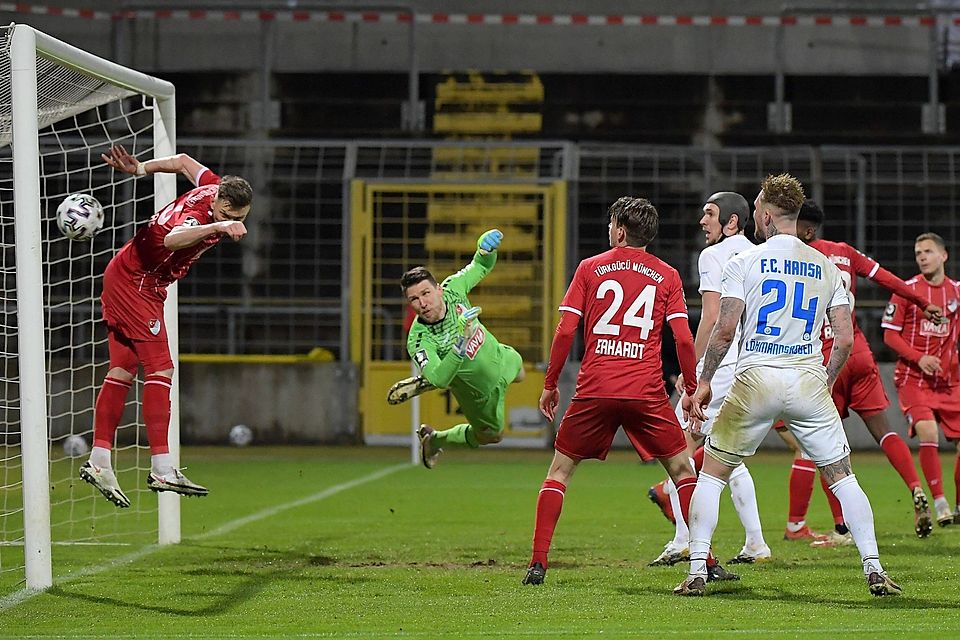 Flugshow ohne Wirkung: Türkgücüs Torwart René Vollath kann den Ball nicht halten, Hansa Rostock erzielt das 1:0. Flugshow ohne Wirkung: Türkgücüs Torwart René Vollath kann den Ball nicht halten, Hansa Rostock erzielt das 1:0.