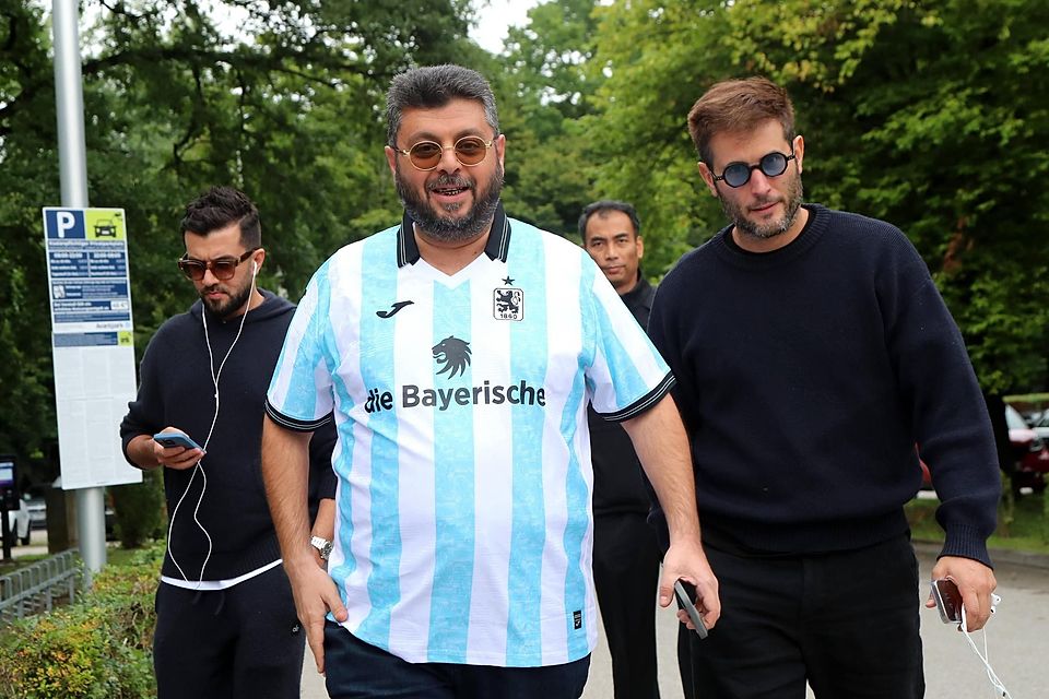 Hasan Ismaik kam im neuen Heimtrikot der Löwen zum Treffen mit Gernot Mang. Hasan Ismaik kam im neuen Heimtrikot der Löwen zum Treffen mit Gernot Mang.