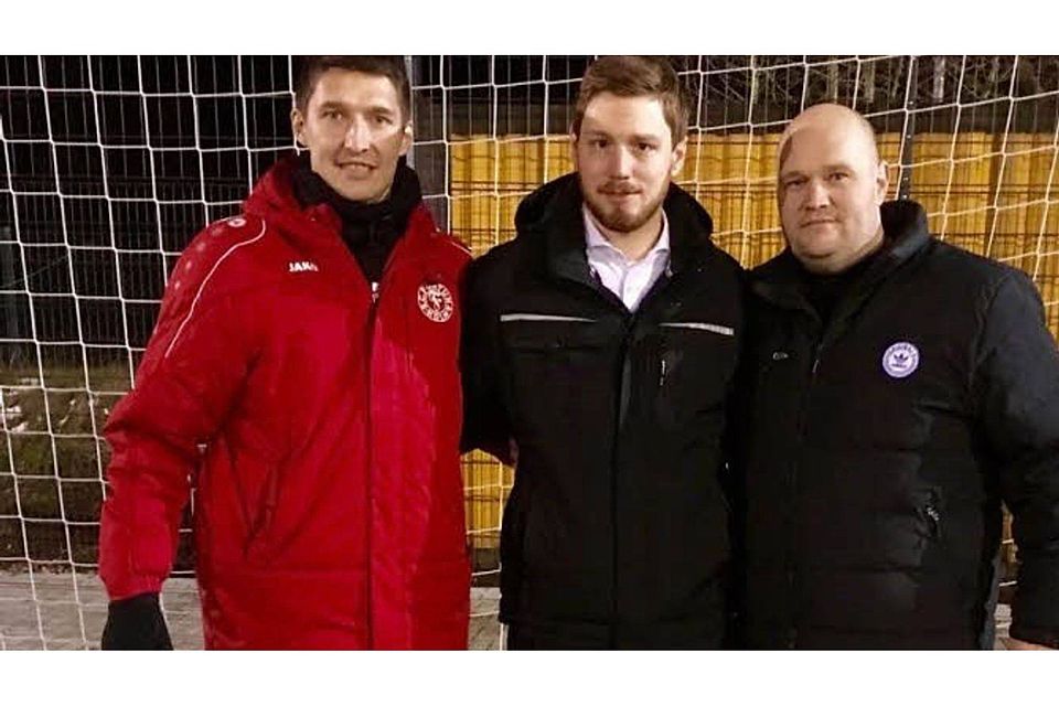 Tobias Dickmann (Mitte) mit dem neuen B-Jugend-Trainerteam Markus Pazurek (links) und Bastian Galonska Foto: Floß