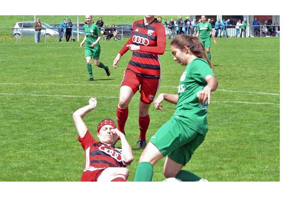 Der Tabellendritte SV Alberweiler (vorn rechts Sibel Meyer) empfängt den FC Forstern aus Oberbayern. (ArchivFoto: Peter Herle)