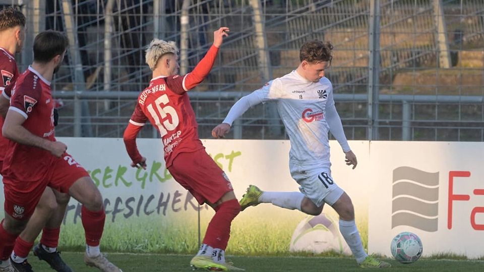 Sein Name ist Programm: Matthes Glück (in Weiß) holt mit dem FC 08 Villingen einen glücklichen Punkt gegen Reutlingen. 