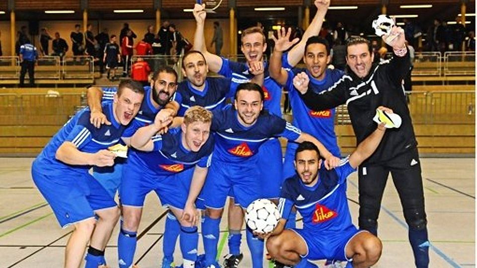 Der SC Stammheim gewinnt beim 2. Hallenfußball-Turnier des TV 89 Zuffenhausen im Finale gegen den TSV Mühlhausen Foto: Günter Bergmann