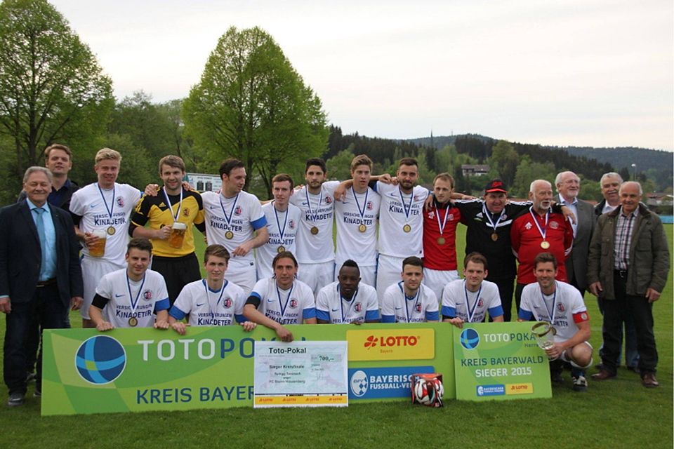 Titelverteidiger: Der FC Sturm Hauzenberg sicherte sich in der abgelaufenen Spielzeit dank eines 3:0-Erfolgs im Finale gegen die SpVgg Teisnach den Totopokal im Kreis Bayerwald. F: Steinert