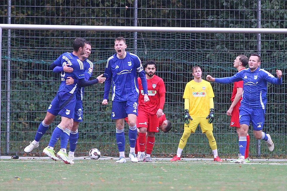 Der TuS Rotenhof beim Sechs-Punkte-Sieg bei Inter Türkspor Kiel nach dem 2:0 durch Felix Struck (li.).