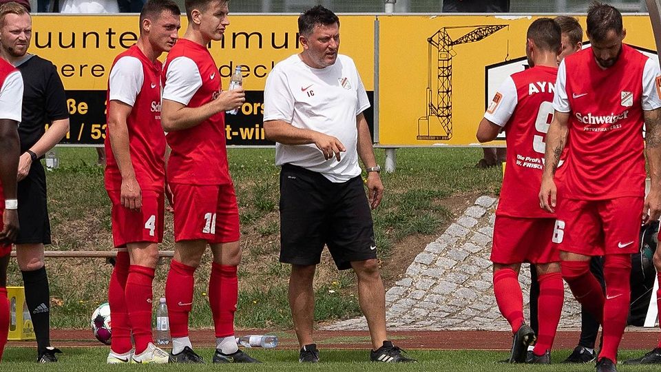 Forstinnings Chefcoach Ivica Coric (Mitte) gehen inzwischen in allen Mannschaftsteilen die Schlüsselspieler ab. Trotz neuem Tiefpunkt der Verletzungsmisere hält der VfB in Traunstein 60 Minuten lang die Null – dank Keeper Marko Susac. sro