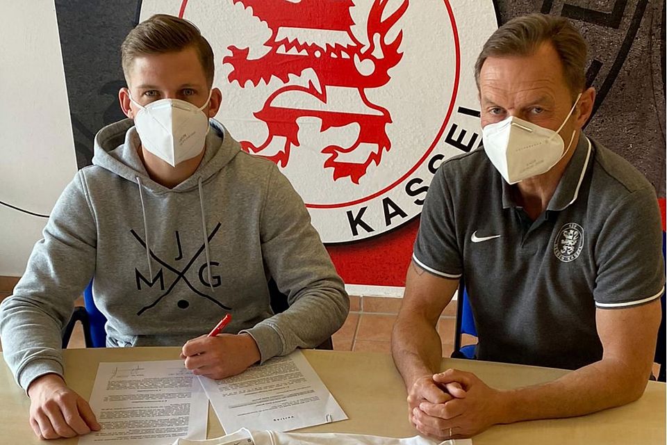 Tim-Philipp Brandner (li.) bei der Vertragsunterzeichnung mit Jörg Müller (sportlicher Leiter des KSV Hessen Kassel)