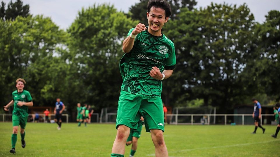 Der SV Duissern feiert den Klassenerhalt.