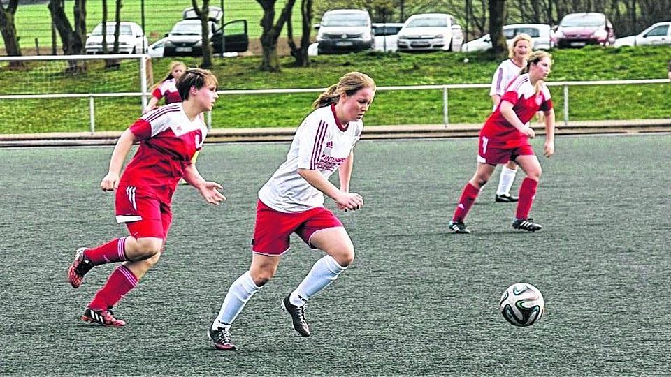 Ebnete mit einem fulminanten Weitschuss den Weg zum Derbysieg der Falken in der Frauen-Bezirksliga: Kathrin Hirsch beschäftigte die Germania-Abwehr ein ums andere Mal. Foto: Andreas Röchter