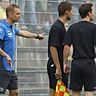 Matthias Born (l.) in seinem ersten Spiel als FCA-Coach vor elf Jahren. Am Samstag beendet der 53-Jährige seine Tätigkeit.
