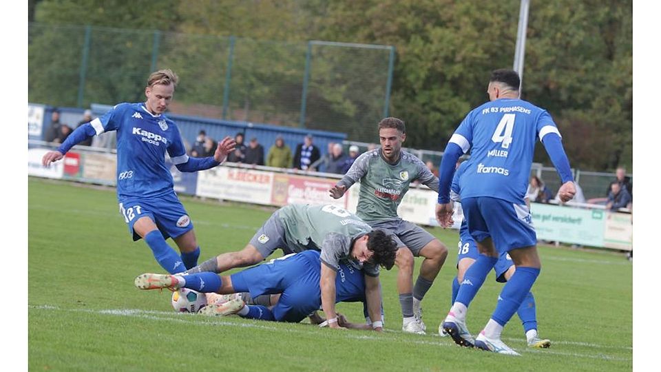 Christopher Hahn, der in dieser Szene über den Pirmasenser Yannick Griess stürzt, verhalf dem TSV Gau-Odernheim in Büchelberg zum Pokalsieg. Außerdem im Bild die Pirmasenser Thomas Selensky, Michael Müller und Mike Andreas sowie der Gau-Odernheimer Luca Dietrich.	Archivfoto: Axel Schmitz/pakalski-press