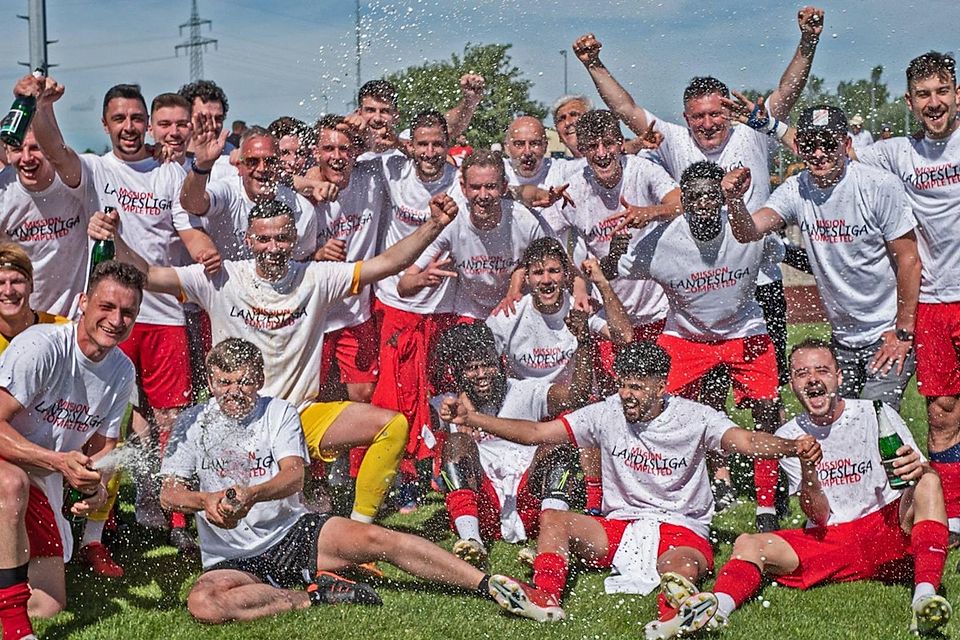 Ausgelassen in Landesliga-Shirts feierten die Fußballer des VfB Forstinning ihren Triumph nach dem abschließenden Heimsieg.