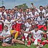Ausgelassen in Landesliga-Shirts feierten die Fußballer des VfB Forstinning ihren Triumph nach dem abschließenden Heimsieg.
