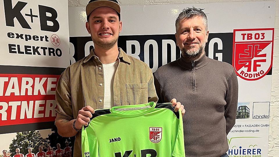 Rodings sportlicher Leiter Christian Fleischmann (rechts) präsentiert mit Sebastian Beck einen weiteren Neuzugang für die kommende Saison.