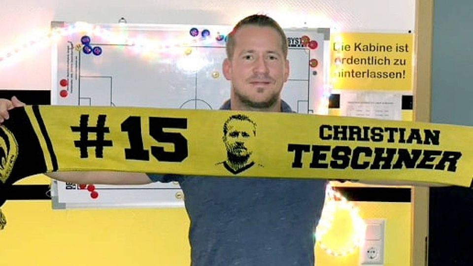 Schal hoch, Brust raus: Spielertrainer Christian Teschner verlängert in Ober-Hörgern.