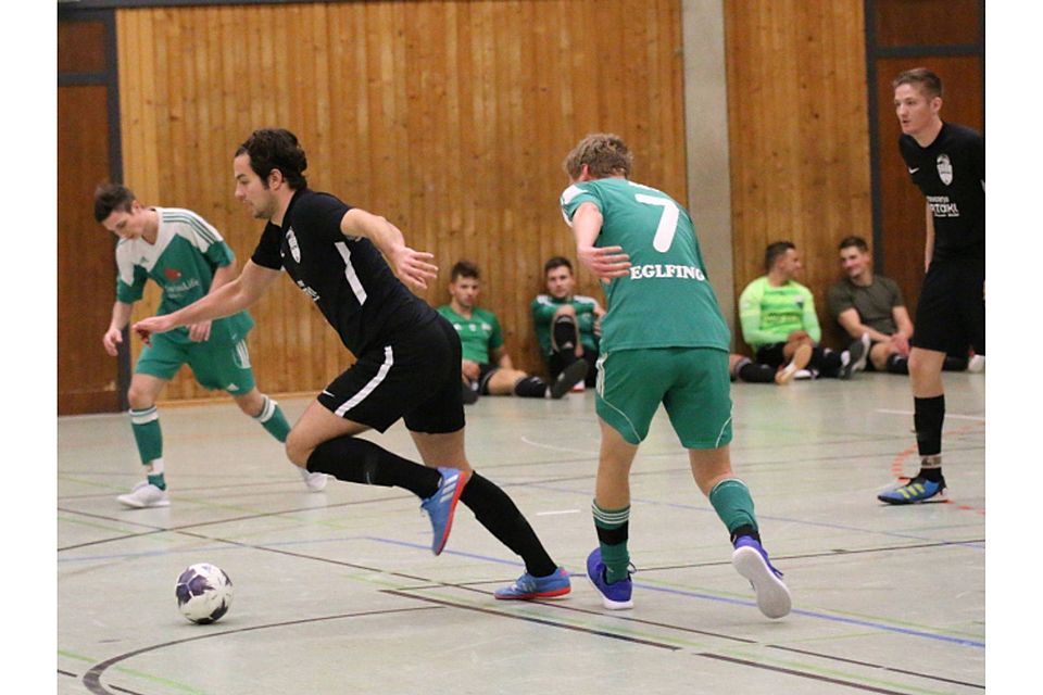 Einen 3:0-Erfolg feierten Markus De Cillia (am Ball) und der ASC Geretsried im Gruppenspiel gegen Eglfing. Doch im Halbfinal-Duell gegen den ESV Penzberg war Endstation.  Halmel
