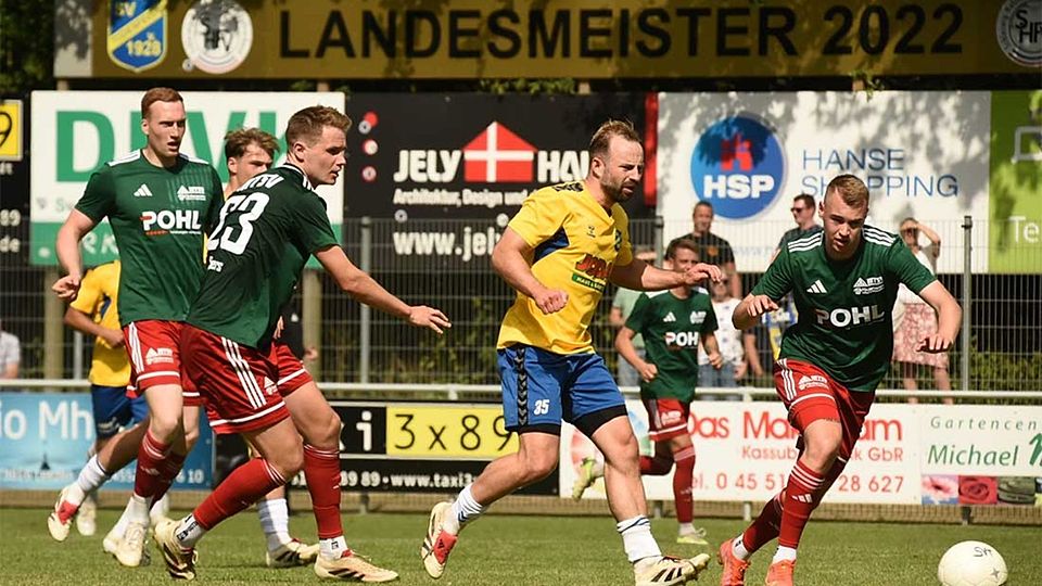 Im Hinspiel - Jan-Marc Schneider (in gelb, SV Todesfelde) gegen Tjark Sievers (li., MTSV Hohenwestedt).