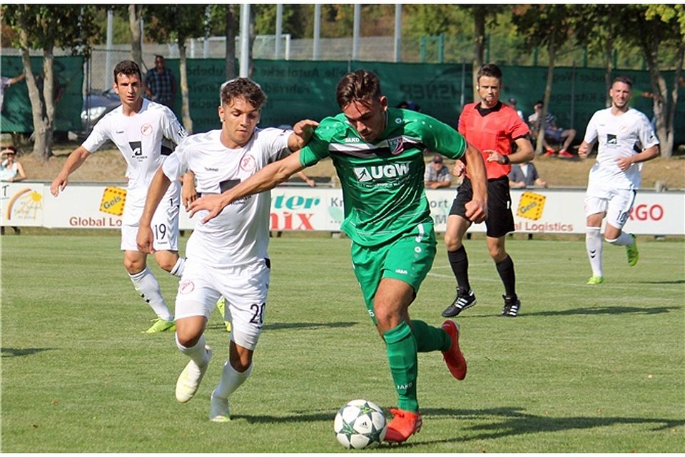 Außenverteidiger Matthew Loo (2.v.l.) beteiligte sich mit dem 2:0 am Torreigen des SV Seligenporten. Foto: Udo Weller