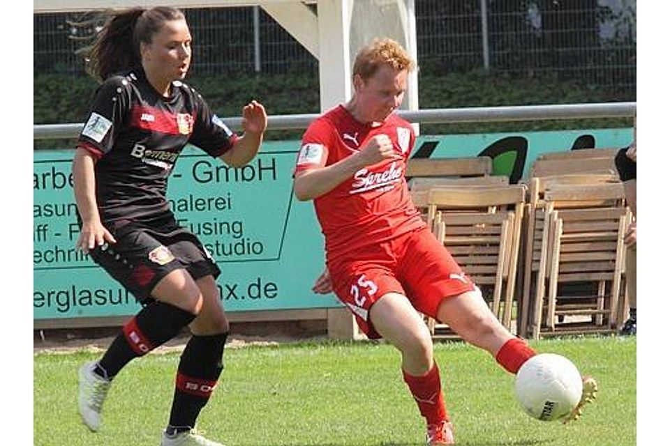 Cloppenburgs Marta Stobba (in Rot) und ihre Mitspielerinnen erkämpften sich gegen  Erstligist  Bayer Leverkusen in Sevelten überraschend ein 2:2. Olaf Klee